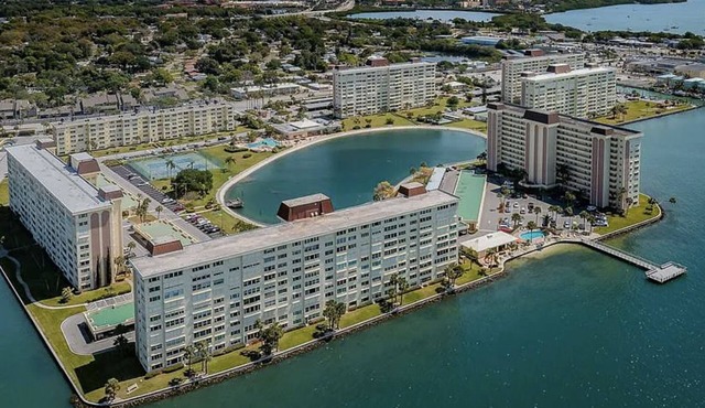Waterfront 2 bed/2 ba in 55+ resort, steps to pool & 1.5 mi to Madeira Beach!