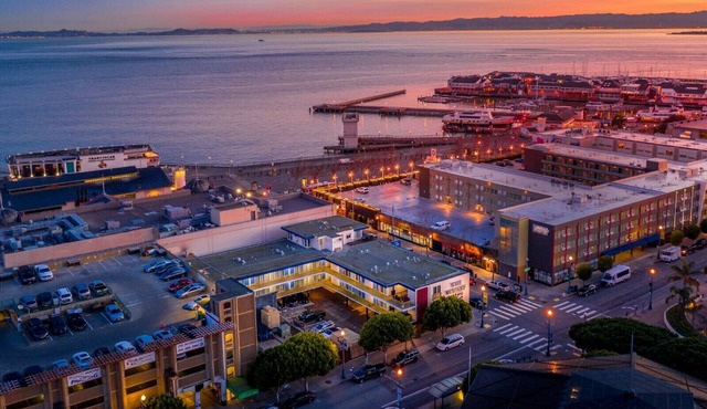 Waterfront 2 Bedroom Suite with Large Wrap Around Deck-View of SF Bay