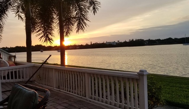 Waterfront 2-bedroom 1 bath condo at Waterside North in fantastic St. Petersburg