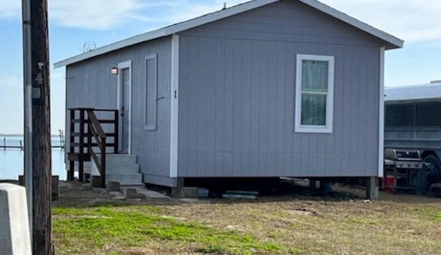 Waterfront 2 bedroom Cabin @Fin and Feather Marina in Aransas Pass. Full kitchen