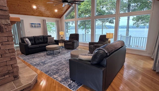 Waterfront 2-bedroom 2-bathroom nestled on Johnathan Creek right off Ky Lake. 💙