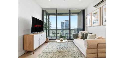 Waterfront 2-Bedroom Apartment with Pool, Gym & Free Parking