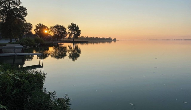 Waterfront 2-bedroom Cabin in Celina with WiFi, AC & Seasonal Fishing Pier