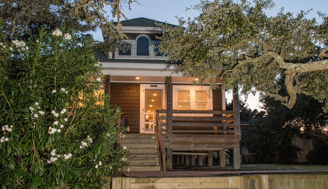 Waterfront 2-Bedroom Cottage with a Hot Tub, Waterfront Deck & Fenced Dog Run!