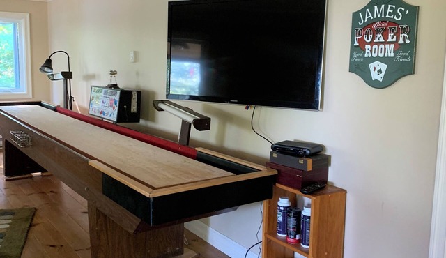 Waterfront 2-bedroom house with high speed internet 20 minutes from Mahone Bay.