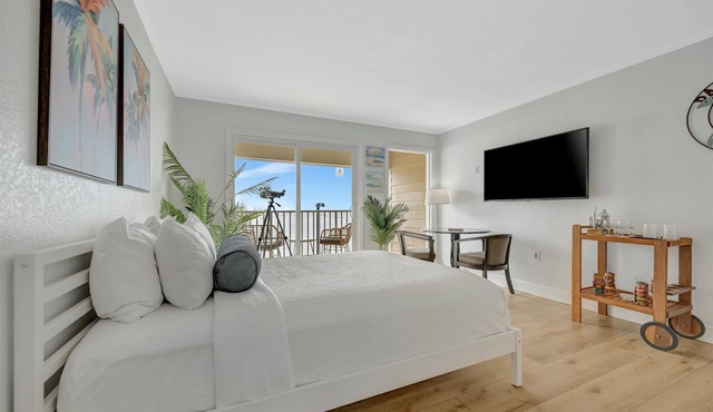 Waterfront 2 Beds w/Bayview! Heated Pool & Bar!