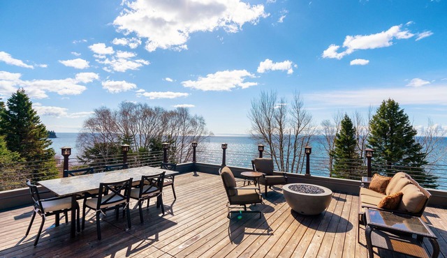 Waterfront 2 BR, 1 BA, firepit, & roofdeck for panoramic views of Lake Superior