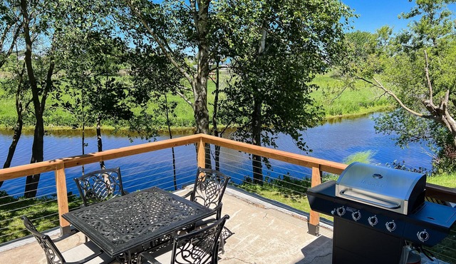 Waterfront 2 BR Lower-level w/grill & kayaks