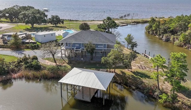 Waterfront, 2 Docks, 3 Bed, 4 Bath, Amazing Gulf View. An incredible experience!