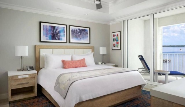 Waterfront 2-Room Stay – Charlotte Harbor Views Near Shopping and Dining