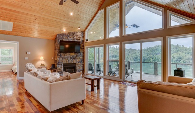 Waterfront, 2025 Tram, 2023 Dock, Sleeps 14, 3BR, 3.5 Bath, Wifi @ House & Dock