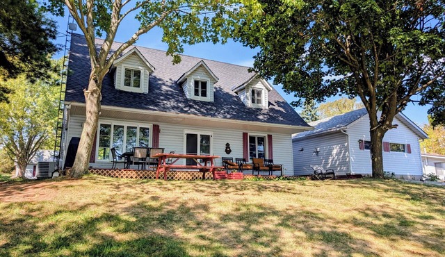 Waterfront 2br fully equipped private cottage with wooded area and large yard