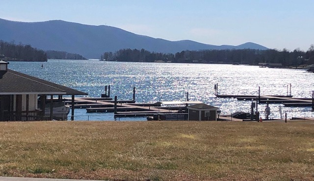 Waterfront 2BR Condo, Mariners Landing Resort on Smith Mountain Lake VA