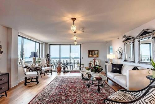 Waterfront 2BR Condo with Panoramic Bay Views
