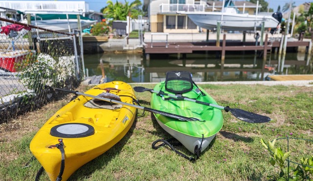 Waterfront 2BR Jacuzzi, Private Dock, Gulf Access, Dogs OK, Open for Scalloping!