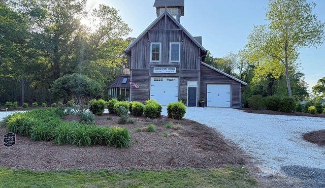 WATERFRONT-3 BDRM 3 Bath-Pickleball,fishing,BEAUTIFUL &NEWLY REMODELED! 11 acres