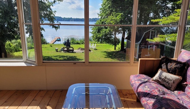 Waterfront 3 bedroom cottage on Lake Scugog