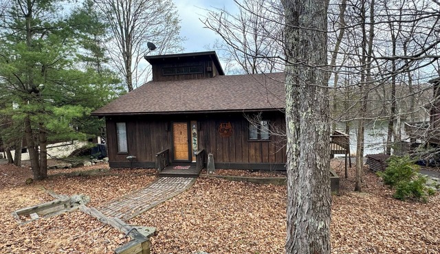 Waterfront 3-bed cabin in fabulous Lake Ariel with WiFi, AC, near pool & fitness