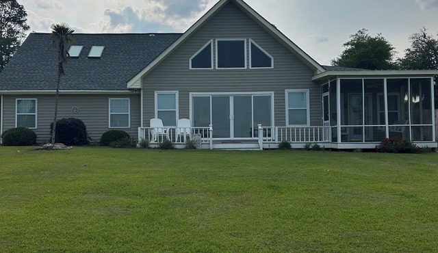 Waterfront 3 bed 3 bath, located on fisherman’s dream Lake Seminole.