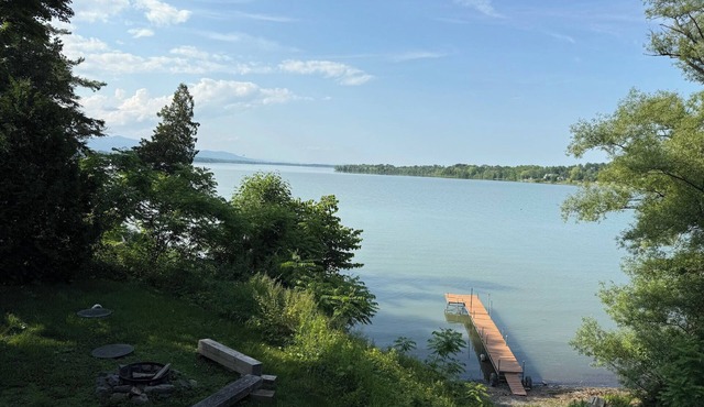 Waterfront 3 Bedroom 3 Bathroom Large House in Bridport—Fire pit, Grill, Deck