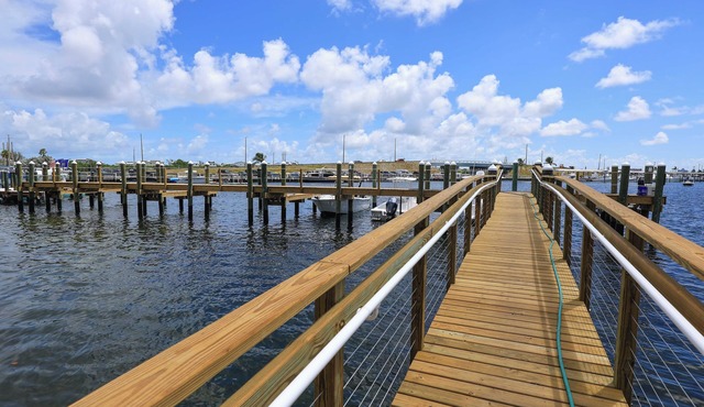Waterfront 3-Bedroom Condo at Bayfront Suites & Marina- CLEANING FEE INCLUDED