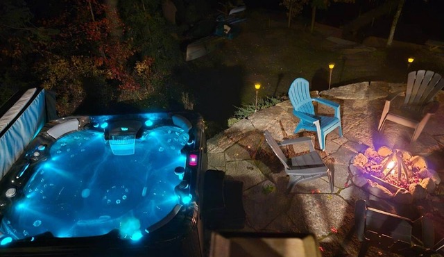 Waterfront 3-Bedroom Cottage with Hot Tub, Fire Pit, Kayaks