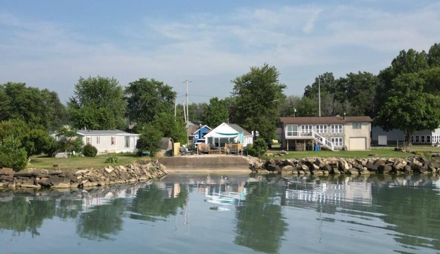 Waterfront 3 Bedroom Cottage w/Sunsets over Sandusky Bay