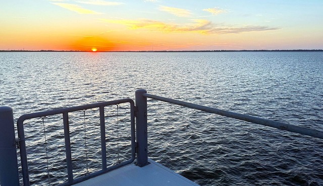 Waterfront 3-bedroom house on Cedar Creek Lake in Star Harbor, dock and porchn