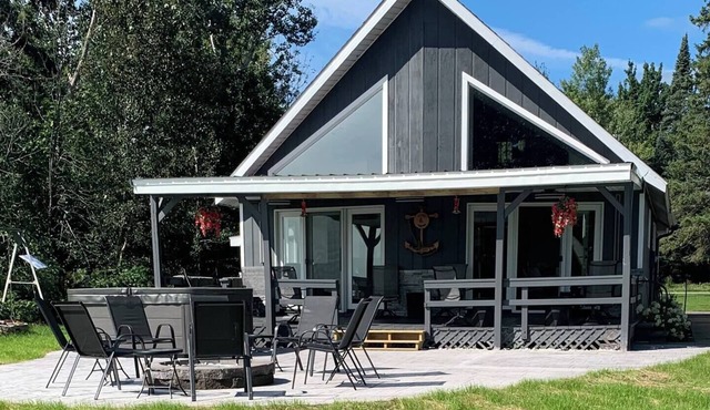 Waterfront 3-bedroom house with outdoor hot tub in Barbeau