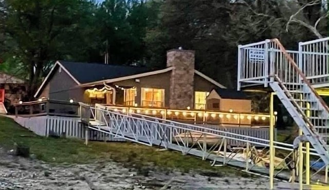 Waterfront 3-bedroom house with dock on Monkey Island