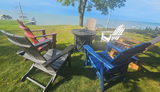 Waterfront 3-bedroom lake house with stunning sunsets on Sand Point