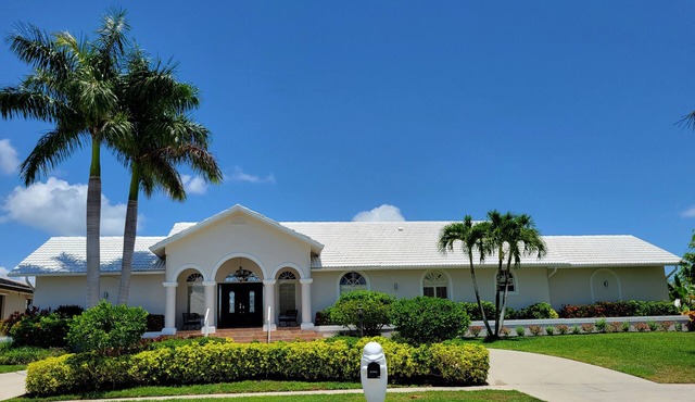Waterfront, 3 blocks to Tigertail Beach, Heated Pool.
