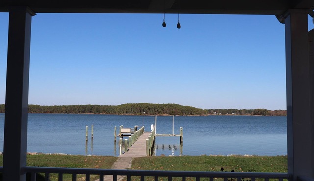 WATERFRONT 3000 SQFT HOME W/PIER, WRAP PORCH, KAYAK, PADDLE BOARD, FIRE PIT