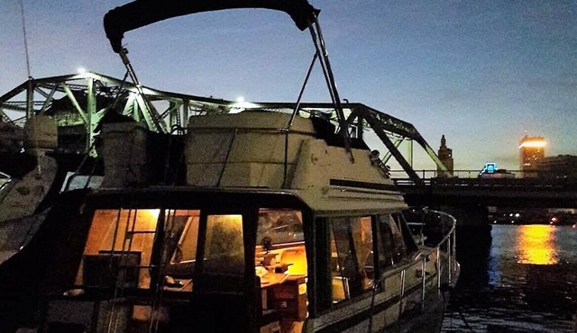 Waterfront 32' Bayliner / Yacht Rental Providence RI