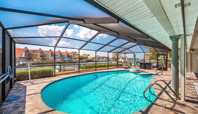 Waterfront 3B/2BA private pool & private dock, free kayaks,