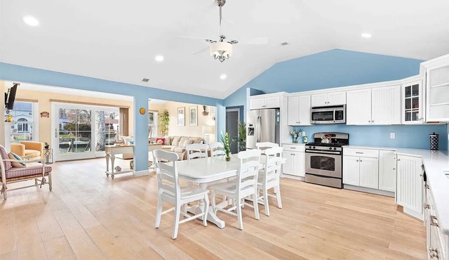 Waterfront 3BR, 10 Min to U.S. Open, Deck + Hot Tub