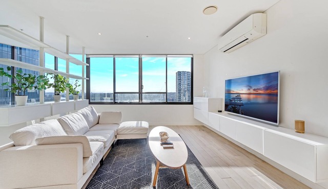 Waterfront 3BR Escape | Walk to Marina & Cafes