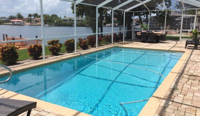 Waterfront 3BR in Apollo Beach — Private Solar Pool, Dock & Boat Lift
