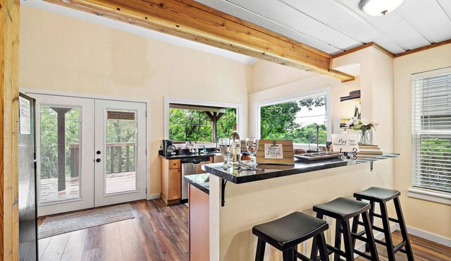 Waterfront 3BR Oasis | Mont Belvieu Lounge