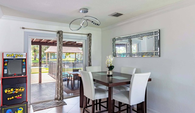 Waterfront 3BR with Pool, Tiki Hut & Mini Golf