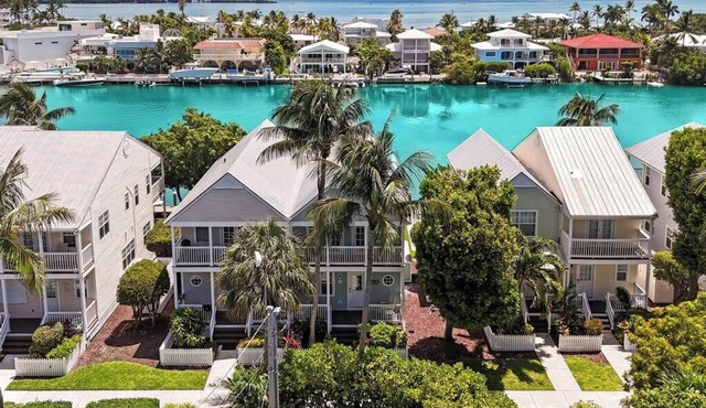 Waterfront! 4 Bed/3 BA Townhome, 32FTDock, Cabana Club, Paddleboard, Beach Gear!
