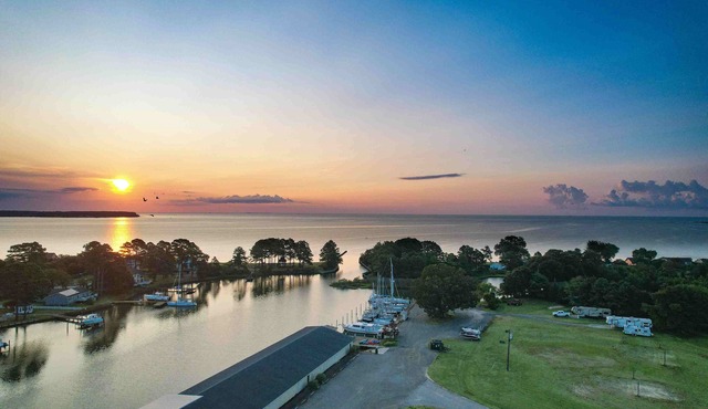 Waterfront 4 Bed 3 Bath Sleeps 8 - Free River Cruise with Week Long Rental