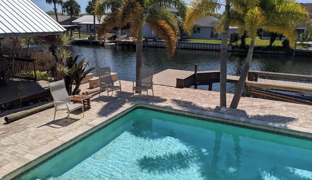 Waterfront 4 bed 3 bath steam sauna pool tiki bar Heated Pool to 70 Hot Tub