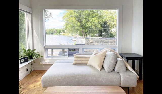 Waterfront 4 Bedroom Home With Spectacular Views