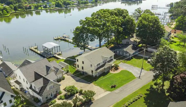 Waterfront 4-bedroom home with hot tub and gym!