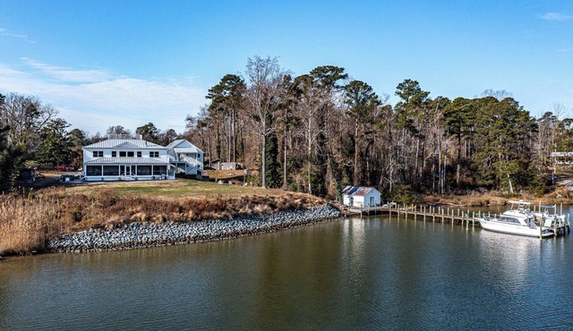 Waterfront 4-bedroom homestead with pool, jacuzzi, and dock access. Sleeps 11!