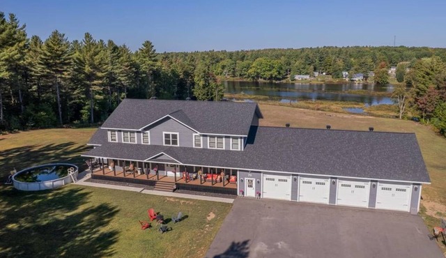 Waterfront 4 bedroom 2.5 bathroom with swimming pool- sleeps 7.