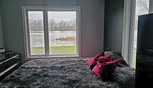 Waterfront 4-bedroom house 25mins from downtown Ottawa