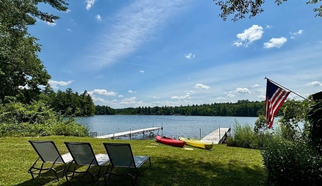 Waterfront: 4 bedroom home on Lake Buel with Gorgeous Sunsets, Sleeps 8!