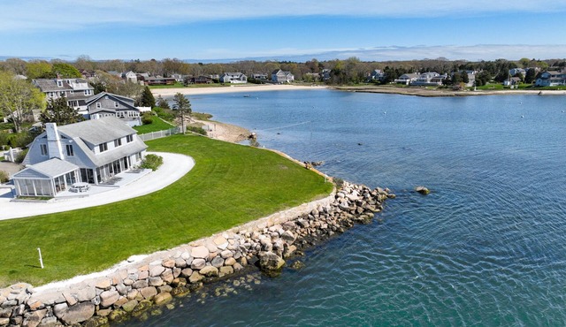 Waterfront 4-bedroom house in Bourne with WiFi and AC. Panoramic Ocean views.